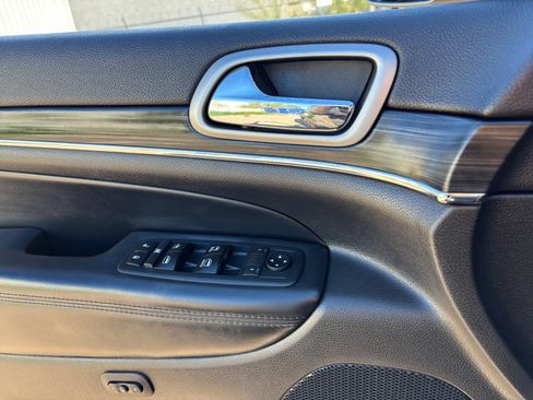 Used 2019 Jeep Grand Cherokee Limited image 16