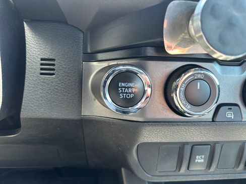 Used 2021 Toyota Tacoma TRD Off-Road AWD/4WD image 31