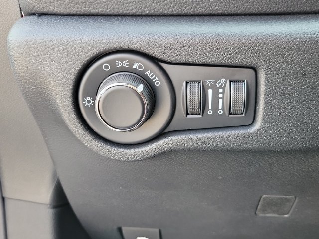 New 2027 Chrysler Pacifica Select FWD image 16