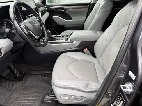 Certified 2022 Toyota Highlander Platinum image 12
