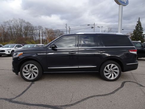 Used 2024 Lincoln Navigator Reserve image 2