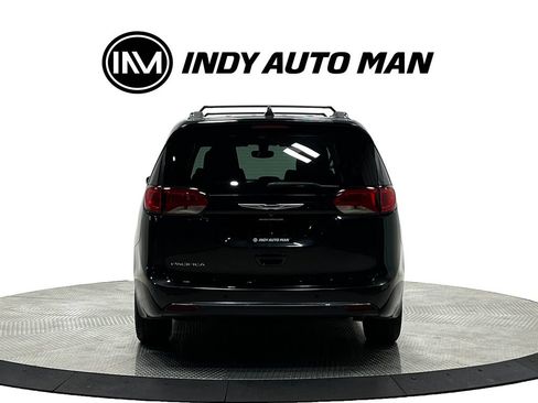 Used 2019 Chrysler Pacifica Touring-L FWD image 5