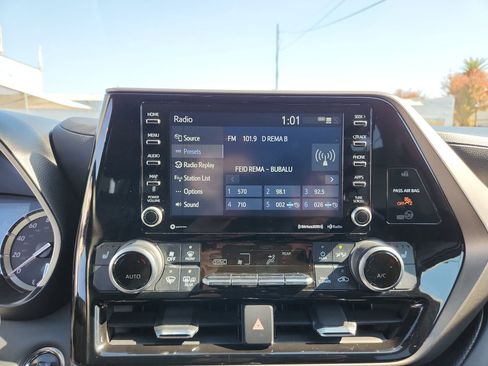 Used 2022 Toyota Highlander XLE image 12