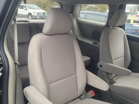Used 2018 Kia Sedona L image 26