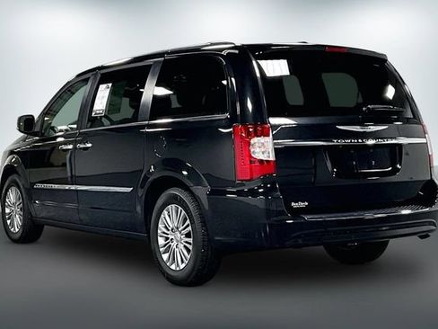 Used 2015 Chrysler Town & Country Touring-L w/ Driver Convenience Group FWD image 5