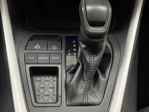 Used 2020 Toyota RAV4 LE FWD image 20