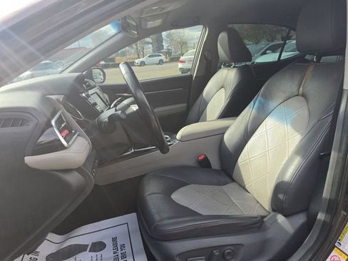 Used 2018 Toyota Camry XLE FWD image 9