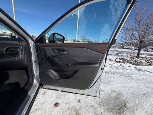 Used 2023 Nissan Rogue SV image 27