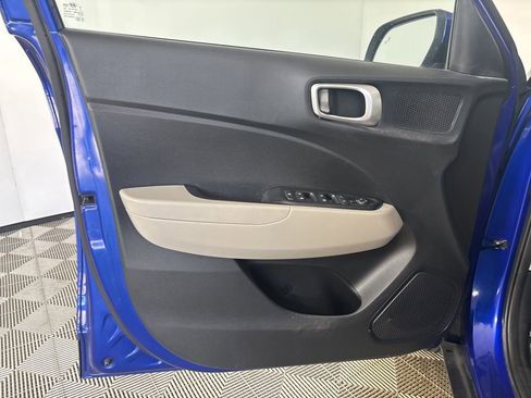 Used 2023 Hyundai Venue SEL FWD image 8