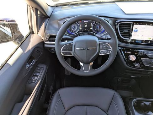 New 2026 Chrysler Pacifica Select AWD/4WD image 15