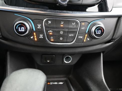 Used 2023 Chevrolet Traverse LT FWD image 27