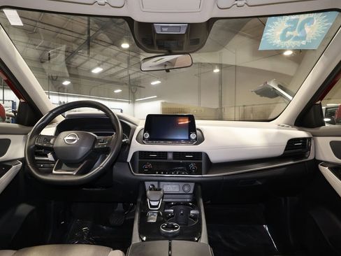 Used 2025 Nissan Rogue SV image 28