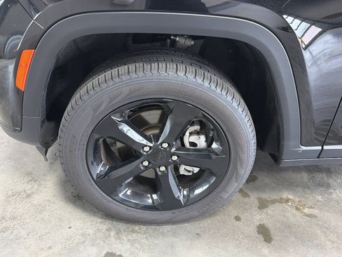 Used 2025 Jeep Grand Cherokee L Limited w/ Black Appearance Package AWD/4WD image 15