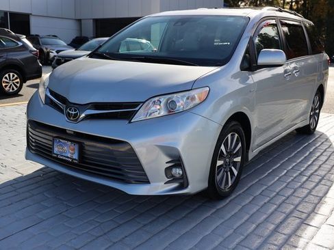 Used 2020 Toyota Sienna XLE image 1