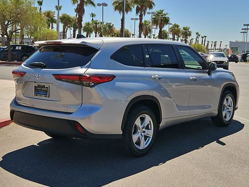 Used 2023 Toyota Highlander LE FWD image 5