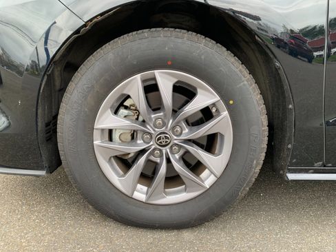 Used 2022 Toyota Sienna XLE image 40