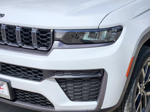 New 2026 Jeep Grand Cherokee Altitude AWD/4WD image 9