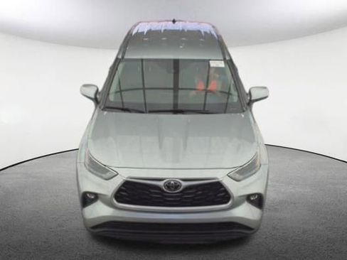 Used 2022 Toyota Highlander LE AWD/4WD image 2