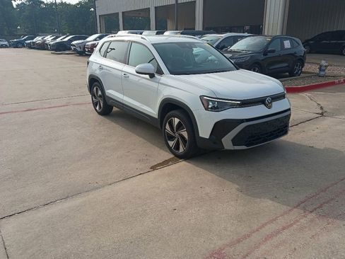 Used 2025 Volkswagen Taos SE AWD/4WD image 6