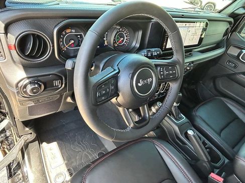 Used 2025 Jeep Wrangler Unlimited Rubicon AWD/4WD image 18
