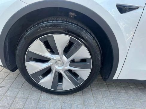 Used 2024 Tesla Model Y Long Range AWD/4WD image 39