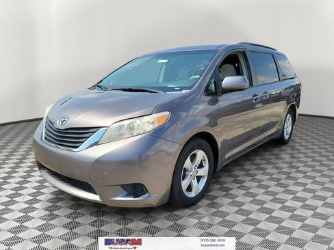 Used 2011 Toyota Sienna LE w/ Towing Pkg FWD image 2