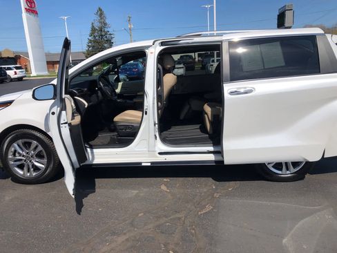 Used 2024 Toyota Sienna Limited AWD/4WD image 28