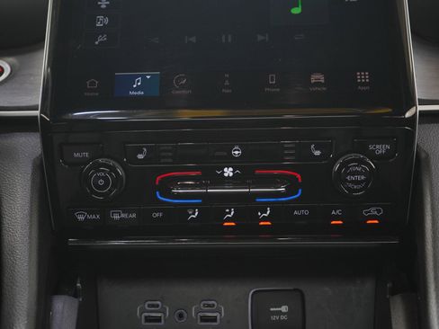 Used 2024 Jeep Grand Cherokee Limited AWD/4WD image 16