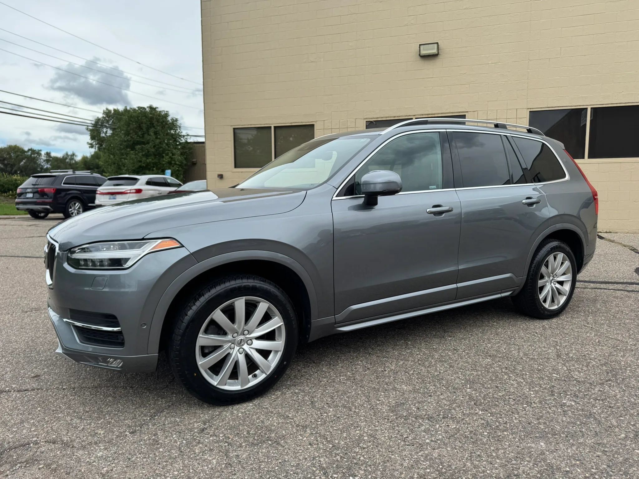 Used 2016 Volvo XC90 T6 Momentum w/ Momentum Plus Package AWD/4WD image 4