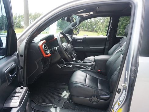 Used 2018 Toyota Tacoma TRD Sport AWD/4WD image 2