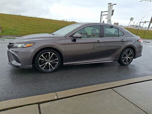 Used 2019 Toyota Camry SE image 5