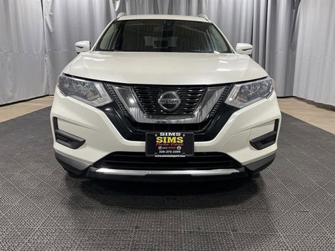 Used 2018 Nissan Rogue SV image 2