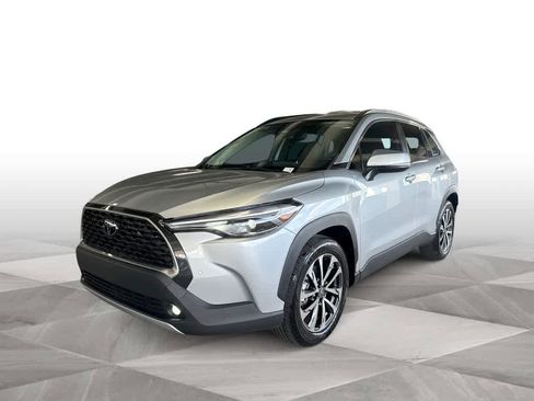 Used 2024 Toyota Corolla Cross XLE w/ Convenience Package image 4