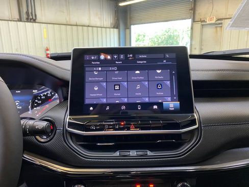 Used 2026 Jeep Compass Latitude AWD/4WD image 39