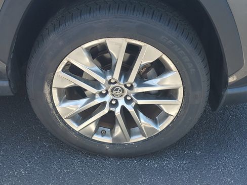 Used 2019 Toyota RAV4 XLE Premium w/ Cold Weather Package FWD image 4