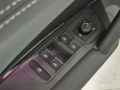 New 2025 Volkswagen Tiguan SE image 17