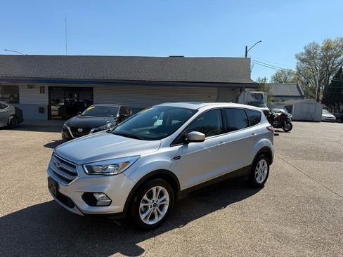 Used 2017 Ford Escape SE image 3