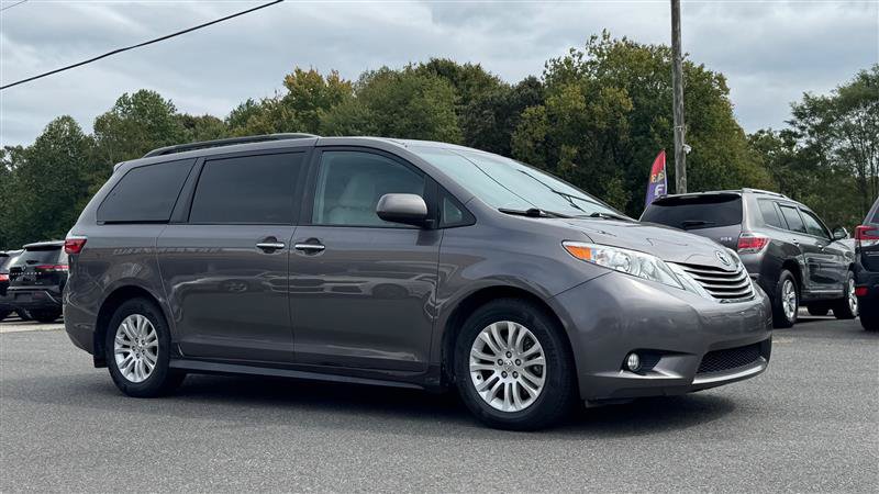 Used 2017 Toyota Sienna XLE w/ XLE Navigation Package FWD image 7