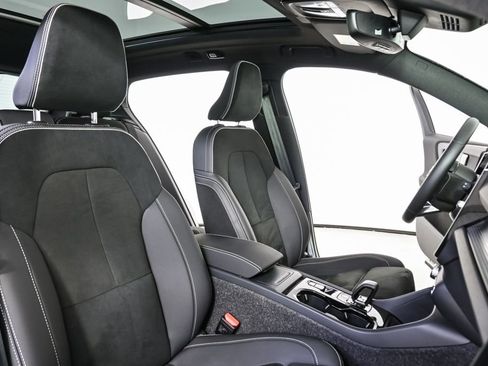 Certified 2025 Volvo XC40 B5 Plus image 24