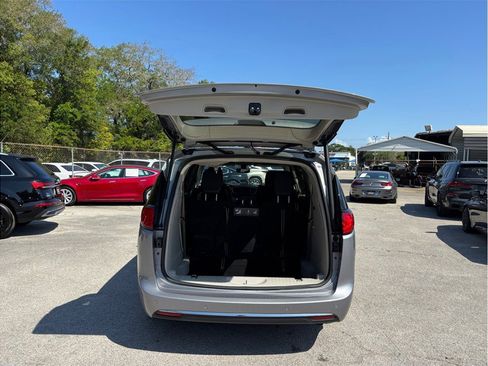 Used 2020 Chrysler Pacifica Touring-L FWD image 41