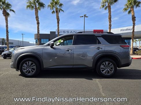 Used 2024 Nissan Pathfinder SV image 3