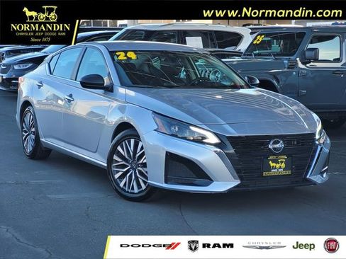 Used 2024 Nissan Altima 2.5 SV image 1