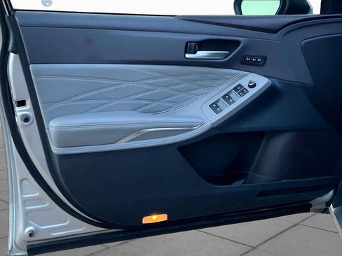 Used 2019 Toyota Avalon Limited FWD image 21