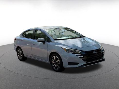 Used 2025 Nissan Versa SV image 3