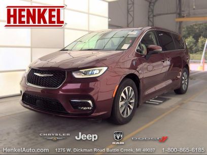 Used 2023 Chrysler Pacifica Touring-L