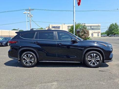 Used 2023 Toyota Highlander XLE AWD/4WD image 8