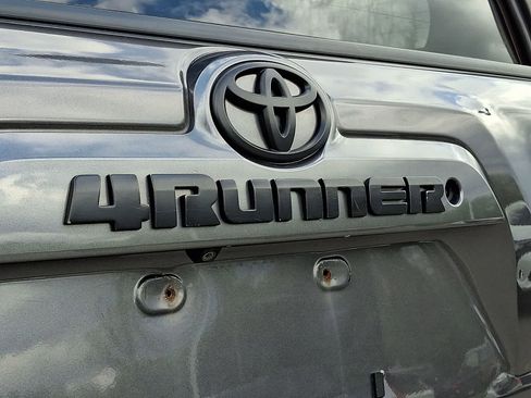 Certified 2018 Toyota 4Runner SR5 AWD/4WD image 33