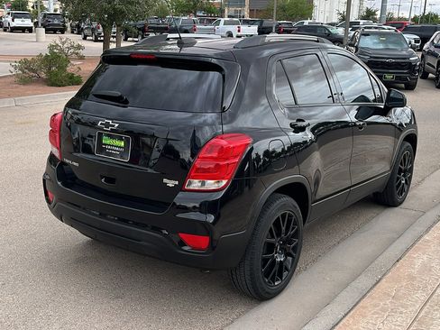 Used 2022 Chevrolet Trax LT w/ Midnight Edition AWD/4WD image 8