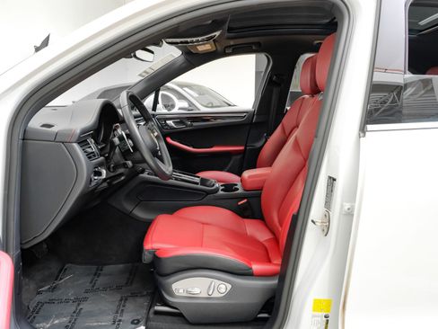 Used 2023 Porsche Macan AWD/4WD image 4