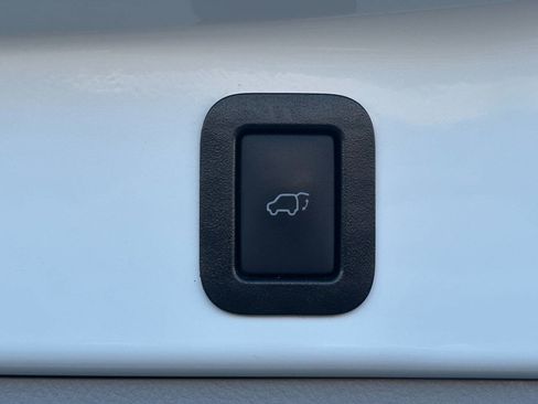 Used 2019 Toyota Highlander XLE image 16